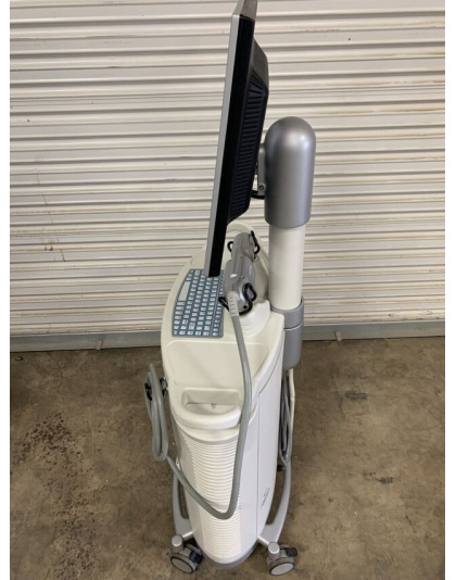 Dentist using iTero HD2.9 Intraoral Scanner on a patient