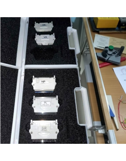 Image displaying the Apilux SmartPro IPL II along with its accessories, including safety goggles and power adapter, emphasizing its complete treatment kit