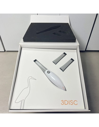 Open box of a 3DISC Heron intraoral scanner showing the handpiece and two tips neatly arranged in white packaging.